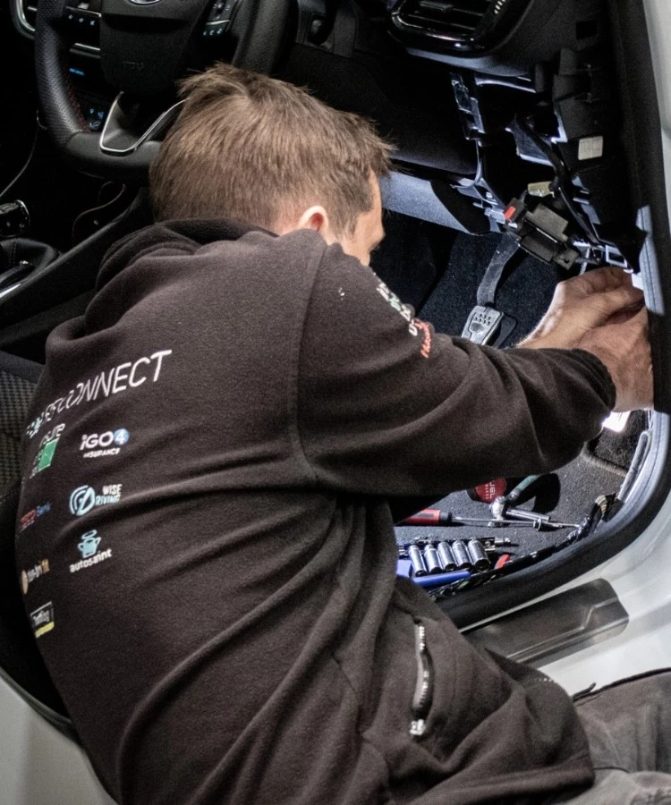 rs connect technician installing an immobiliser on customer car